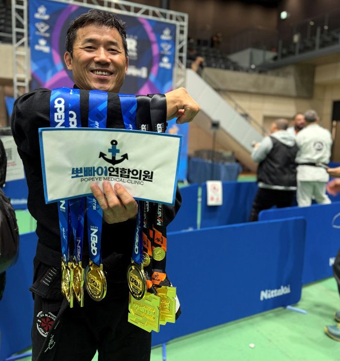 월드마스터 챔피언 출신 한경우가 IBJJF 동일본오픈, 인터내셔널마스터오픈에서 획득한 6개의 금메달을 팔에 걸고 있다. 사진 | KMMA