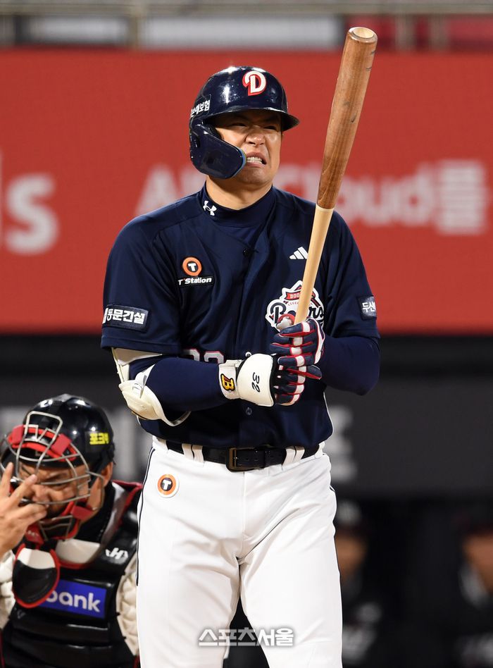 두산 김재환이 27일 수원케이티위즈파크에서 열린 2025 KBO리그 KT와 경기 5회초 2사 1-3루 상황에서 KT 선발 오원석의 투구에 맞은 뒤 고통스러워하고 있다. 박진업 기자 upandup@sportsseoul.com