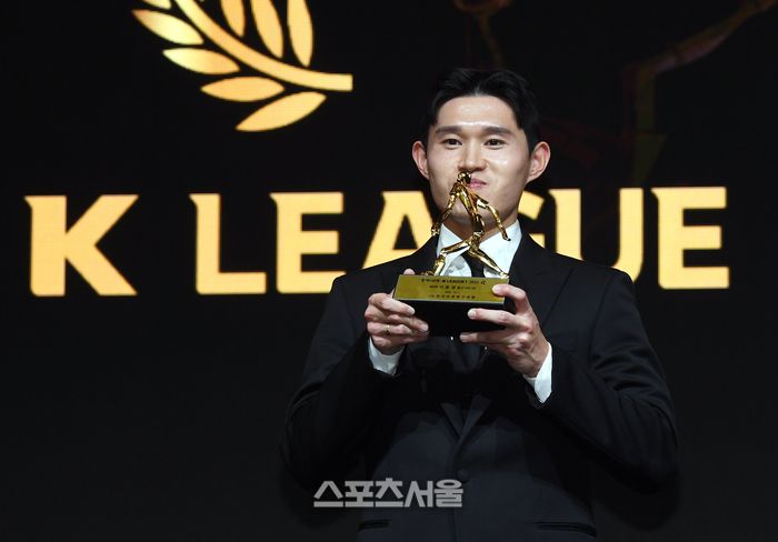 울산 HD 이동경이 1일 서울 서대문구 스위스그랜드호텔에서 열린 ‘하나은행 K리그 2025 대상 시상식’에서 K리그1 MVP를 수상한 뒤 기념촬영을 하고 있다. 2025. 12. 1. 박진업 기자 upandup@sportsseoul.com