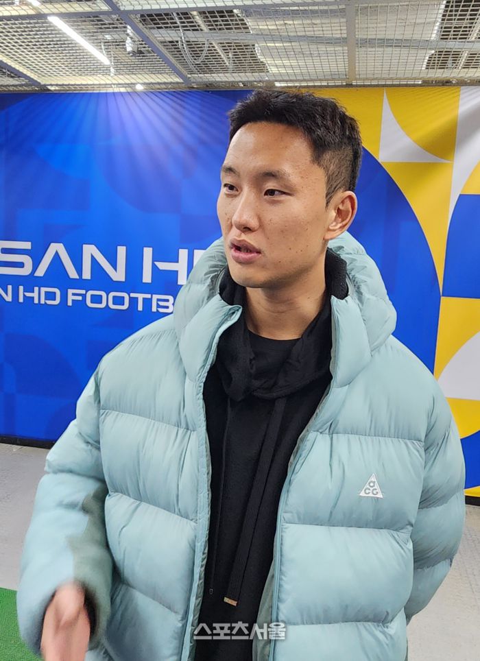 울산 정승현이 30일 울산문수경기장에서 열린 ‘하나은행 K리그1 2025’ 최종 38라운드 제주SK와 홈경기 직후 공동취재구역에서 취재진과 만난 자리에서 신태용 전 감독의 폭행 루머에 관해 설명하고 있다. 사진 | 울산=김용일 기자