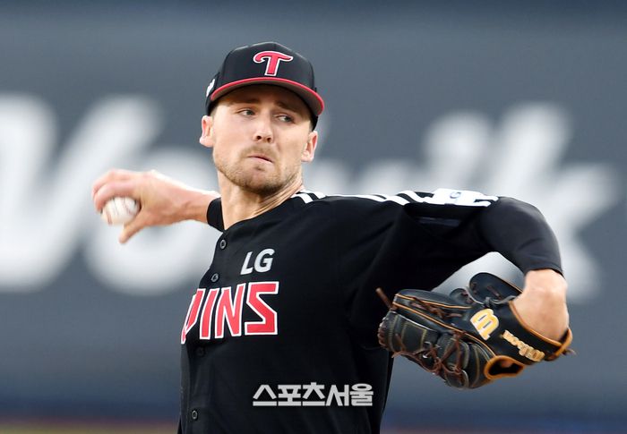 LG 톨허스트가 12일 수원 KT위즈파크에서 열린 2025 KBO리그 KT와의 경기에 선발 등판해 힘차게 공을 던지고 있다. 2025. 8. 12. 수원 | 박진업 기자 upandup@sportsseoul.com