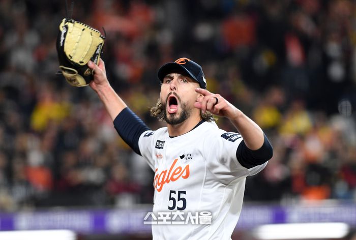 한화 와이스가 30일 대전 한화생명 볼파크에서 열린 2025 KBO리그 LG와 한국시리즈 4차전 8회초 2사 2루 상황에서 마운드에서 내려가면서 팬들의 응원을 유도하고 있다. 대전 | 박진업 기자 upandup@sportsseoul.com