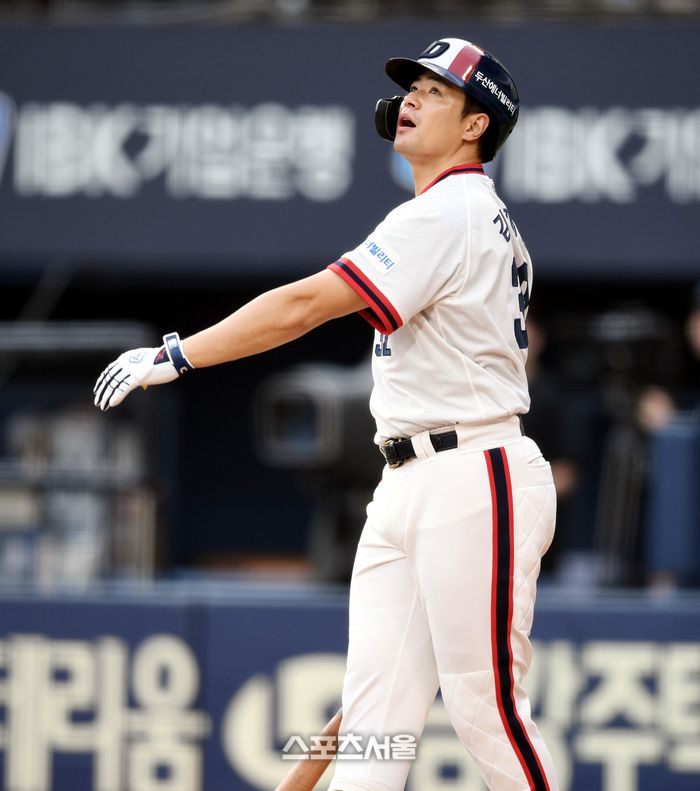 두산 김재환이 25일 서울 잠실구장에서 열린 2024 KBO리그 한화와 경기 2회말 파울타구를 쳐다보고 있다. 잠실 | 최승섭 기자 thunder@sportsseoul.com