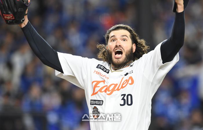 한화 선발투수 폰세가 대전 한화생명볼파크에서 열린 2025 KBO리그 삼성과 플레이오프 5차전 5회초 2사 삼성 디아즈를 삼진 아웃으로 잡아낸 뒤 포효하고 있다. 대전 | 박진업 기자 upandup@sportsseoul.com