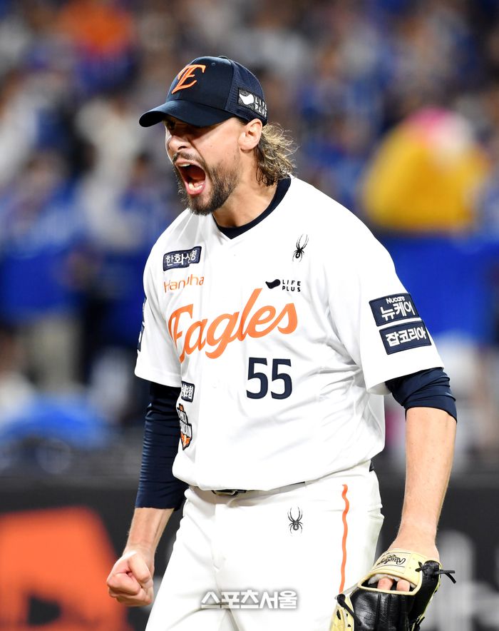 한화 24일 대전 한화생명 볼파크에서 열린 2025 KBO리그 삼성과 플레이오프 5차전 7회초 2사 2-3루 상황에서 삼성 디아즈를 좌익수 뜬공으로 잡아낸 뒤 포효하고 있다. 대전 | 박진업 기자 upandup@sportsseoul.com