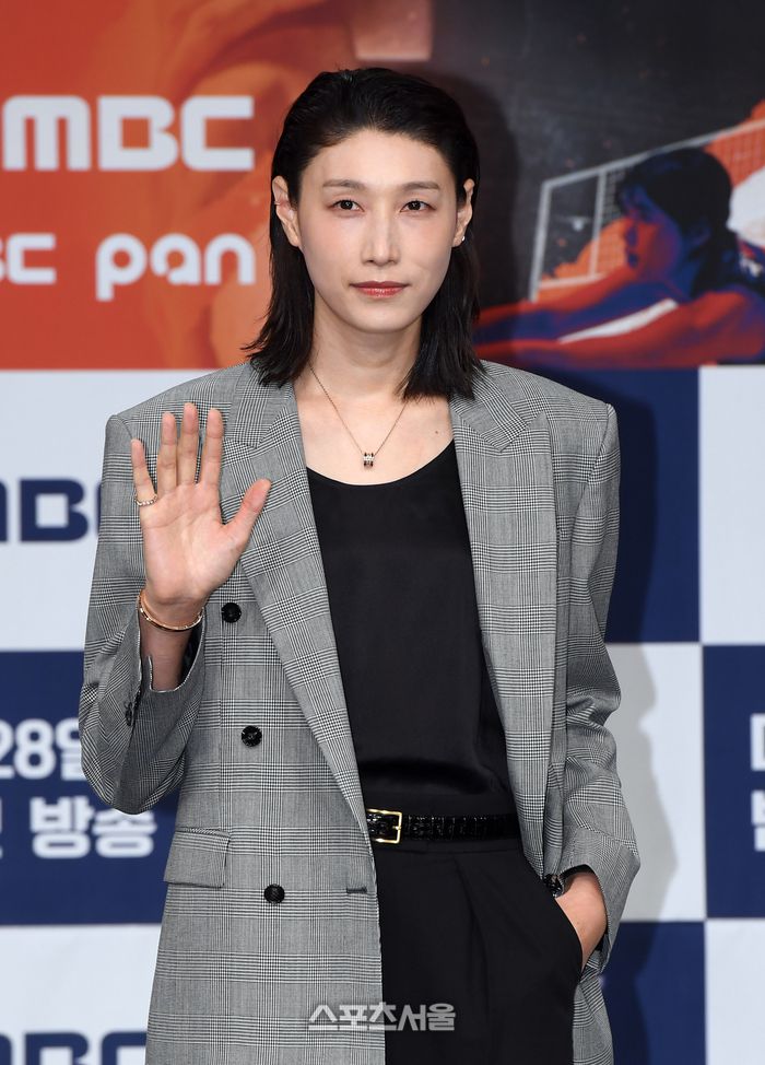 여자배구 레전드 김연경이 24일 서울 마포구 MBC 신사옥 골든마우스홀에서 열린 MBC 새 예능 ‘신인감독 김연경’ 제작발표회에서 취재진을 향해 포즈를 취하고 있다. ‘신인감독 김연경’은 신인감독으로 돌아온 배구계의 전설 김연경의 구단 창설 프로젝트를 담고 있으며 김연경, 승관, 표승주 등이 출연하며 권락희 PD가 연출을 맡았다. 2025. 9. 24. 박진업 기자 upandup@sporttsseoul.com