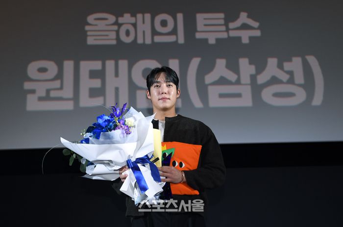 삼성 원태인이 4일 서울 영등포구 타임스퀘어 CGV 영등포 스크린X관에서 열린 ‘제39회 스포츠서울 올해의 상’에서 올해의 투수상을 수상한 뒤 기념촬영을 하고 있다. 영등포 | 박진업 기자 upandup@sportsseoul.com