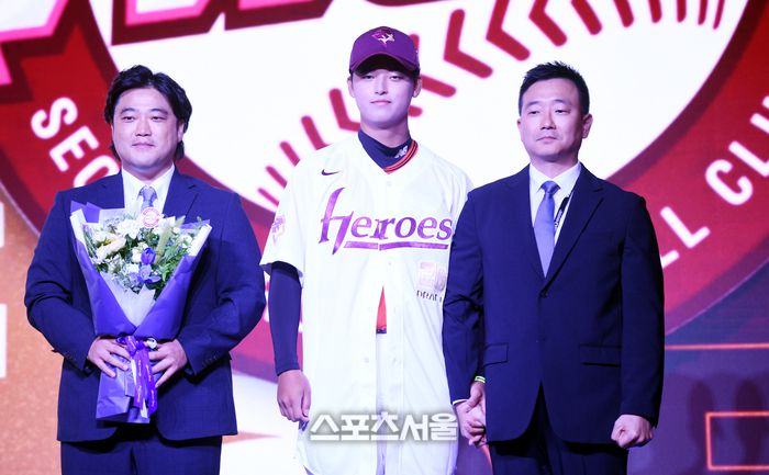 천안 북일고 박준현이 서울 송파구 롯데호텔 월드에서 열린 2026 KBO 리그 신인드래프트에서 1라운드 1번으로 키움에 지명된 후 박석민 코치, 허승필 단장과 기념촬영을 하고 있다. 최승섭기자 thunder@sportsseoul.com