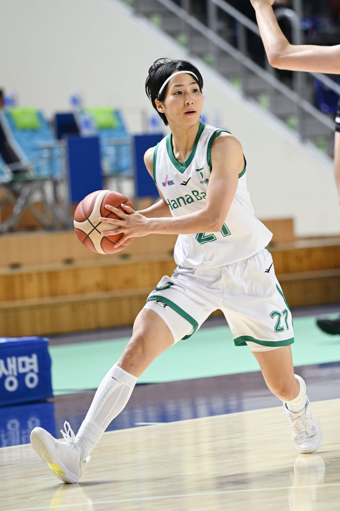 부천 하나은행 이이지마 사키가 24일 용인체육관에서 열린 2025~26 BNK 금융 여자프로농구 1라운드 용인 삼성생명전에서 드리블 하고 있다. 사진 | WKBL