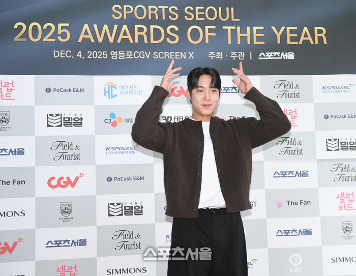 삼성 원태인이 4일 서울 영등포 타임스퀘어 CGV 영등포 스크린X관에서 열린 ‘제39회 스포츠서울 올해의 상’ 포토월에서 포즈를 취하고 있다. 영등포 | 최승섭기자 thunder@sportsseoul.com