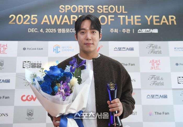 삼성 원태인이 4일 서울 영등포 타임스퀘어 CGV 영등포 스크린X관에서 열린 ‘제39회 스포츠서울 올해의 상’에서 올해으 투수상을 수상한 후 포즈를 취하고 있다. 영등포 | 최승섭기자 thunder@sportsseoul.com