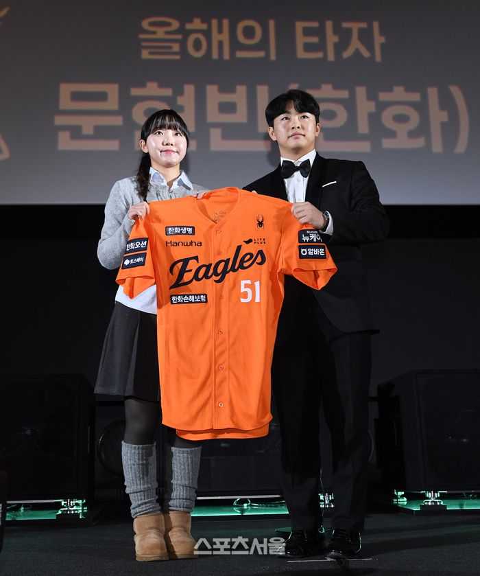 한화 문현빈(오른쪽)이 4일 서울 영등포구 타임스퀘어 CGV 영등포 스크린X관에서 열린 ‘제39회 스포츠서울 올해의 상’에서 자신에게 올해의 타자상을 시상한 야구팬에게 유니폼을 선물하고 있다. 영등포 | 박진업 기자 upandup@sportsseoul.com