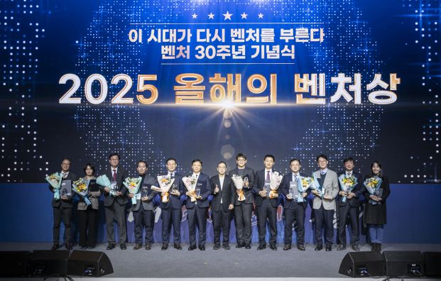 한국식품산업클러스터진흥원 김덕호 이사장이 벤처기업협회 ‘2025 올해의 벤처상’ 수상자들과 기념촬영을 하고 있다.  사진|식품진흥원