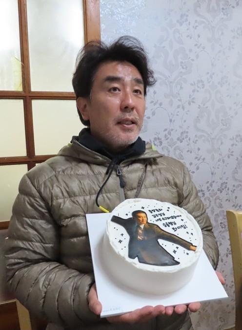 정여율 대표가 통영에서 어렵게 찾아내 마련한 축하케이크. 사진|강제윤SNS