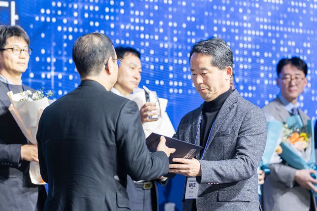 한국식품산업클러스터진흥원 김덕호 이사장이 벤처기업협회 선정 ‘2025 창업지원 우수기관’ 수상을 하고 있다.  사진|식품진흥원