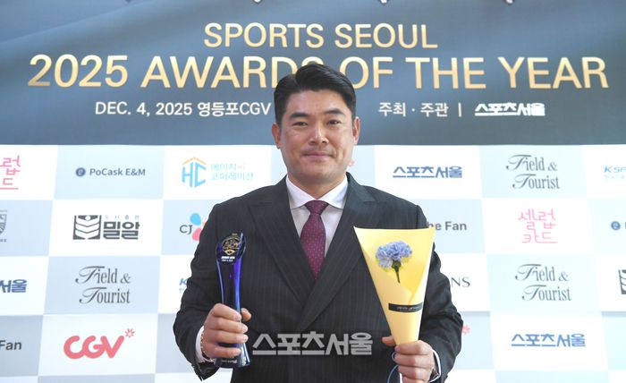 SSG 노경은이 4일 서울 영등포 타임스퀘어 CGV 영등포 스크린X관에서 열린 ‘제39회 스포츠서울 올해의 상’에서 올해의 성취상을 수상한 후 포즈를 취하고 있다. 영등포 | 최승섭기자 thunder@sportsseoul.com