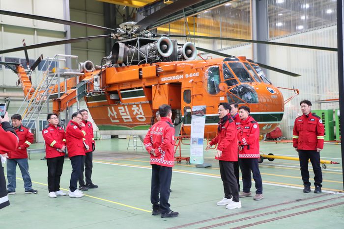 김진태 강원특별자치도지사가 원주 산림청 산림항공본부에서 관계자로부터 보고를 받고 있다.  사진|강원특별자치도청