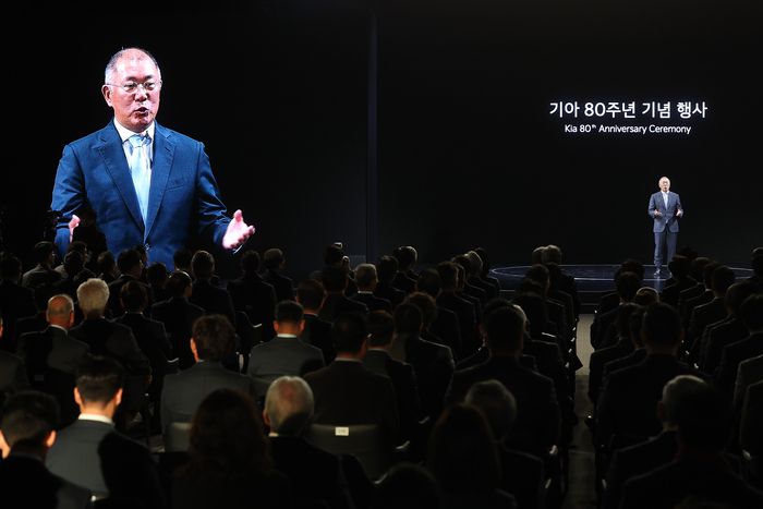 정의선 현대차그룹 회장이 5일 경기 용인시 기아 비전스퀘어에서 열린 기아 80주년 기념식에서 발언하고 있다. 사진 | 연합뉴스