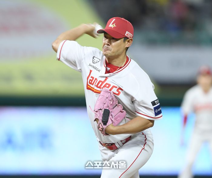 SSG 투수 노경은이 인천SSG랜더스필드에서 열린 2025 KBO리그 삼성과 경기 7회 역투하고 있다. 문학 | 최승섭기자 thunder@sportsseoul.com