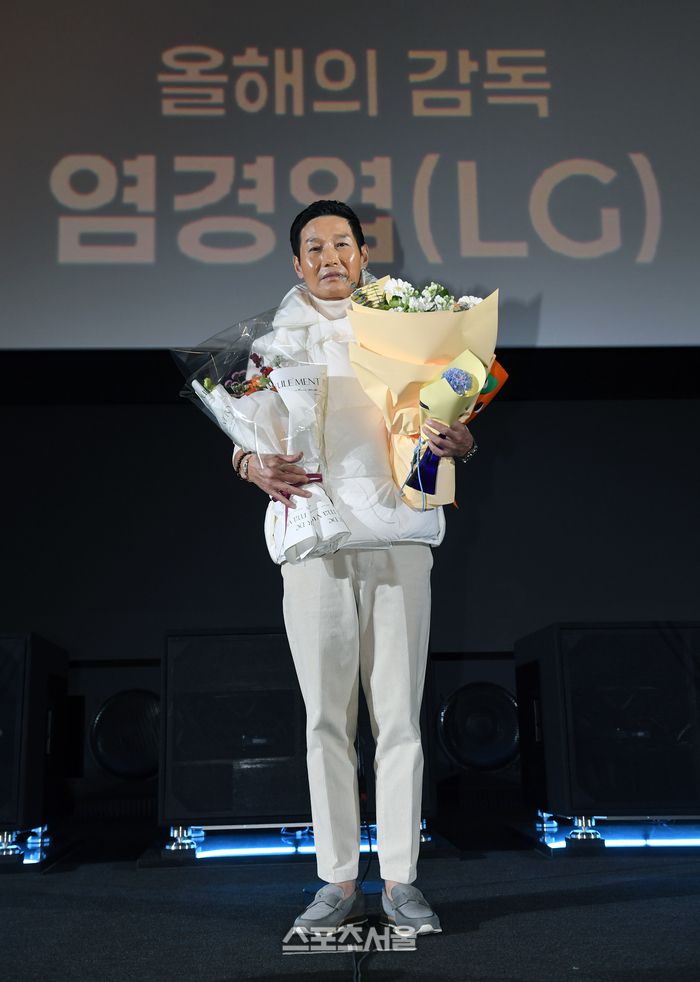 LG 염경엽 감독이 4일 서울 영등포구 타임스퀘어 CGV 영등포 스크린X관에서 열린 ‘제39회 스포츠서울 올해의 상’에서 올해의 감독상을 수상한 뒤 기념촬영을 하고 있다. 한편 2025 올해의 상은 1200만 관중 시대를 기념해 총 120명의 야구팬이 직접 시상에 참여하는 신개념 스타일의 ‘팬 퍼스트’ 시상식이다. 스포츠서울이 제정하고 KBO, 국민체육진흥공단, 한국스포츠레저(주), 필드&투어리스트가 후원하며 호시노리조트·시몬스·밀알·CGV·CJ제일제당이 협찬한다. 영등포 | 박진업 기자 upandup@sportsseoul.com