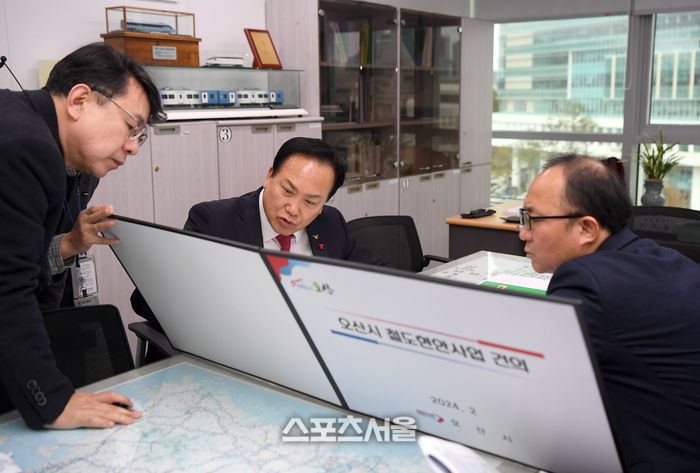 이권재 시장이 2024년 2월 국토부를 찾아 분당선 오산 연장의 당위성을 역설하고 있다. 제공=오산시
