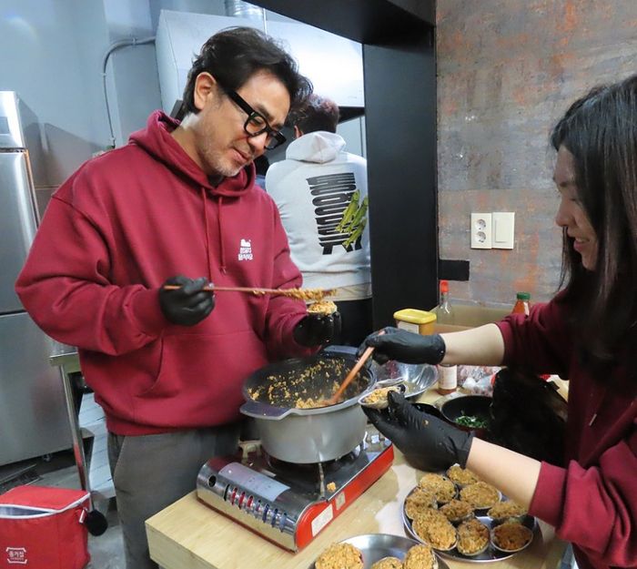 류승룡이 섬바다음식학교 팀원과 통영 전통요리 ‘개조개 유곽’을 만들고 있다. 사진|강제윤SNS