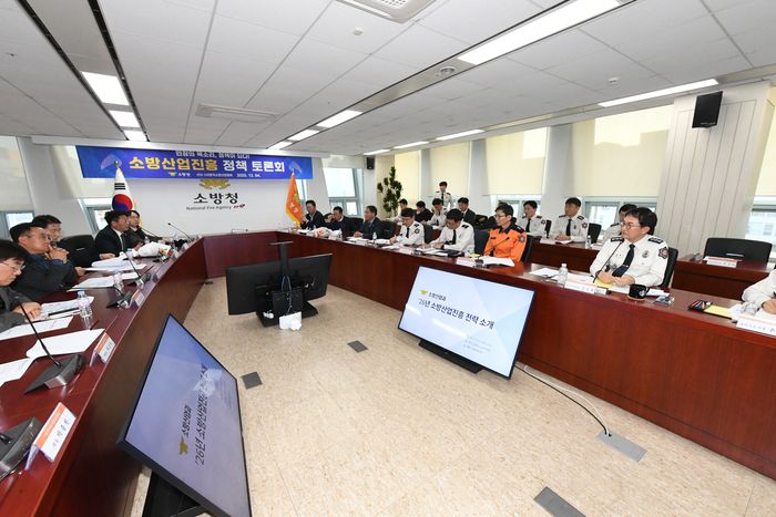 김승룡 소방청장 직무대행이 「소방산업진흥 정책 토론회」에서 참석자와 의견을 나누고 있다.  사진|소방청