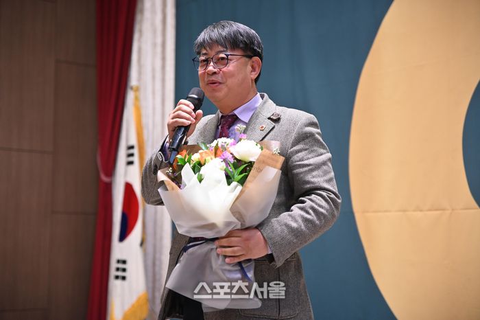 김재훈 의원이 4일 ‘2025년 경기도 지역사회공헌 인정의 날’  기념식서 감사패를  수상 하고 인사말을 하고 있다. 제공=경기도의회