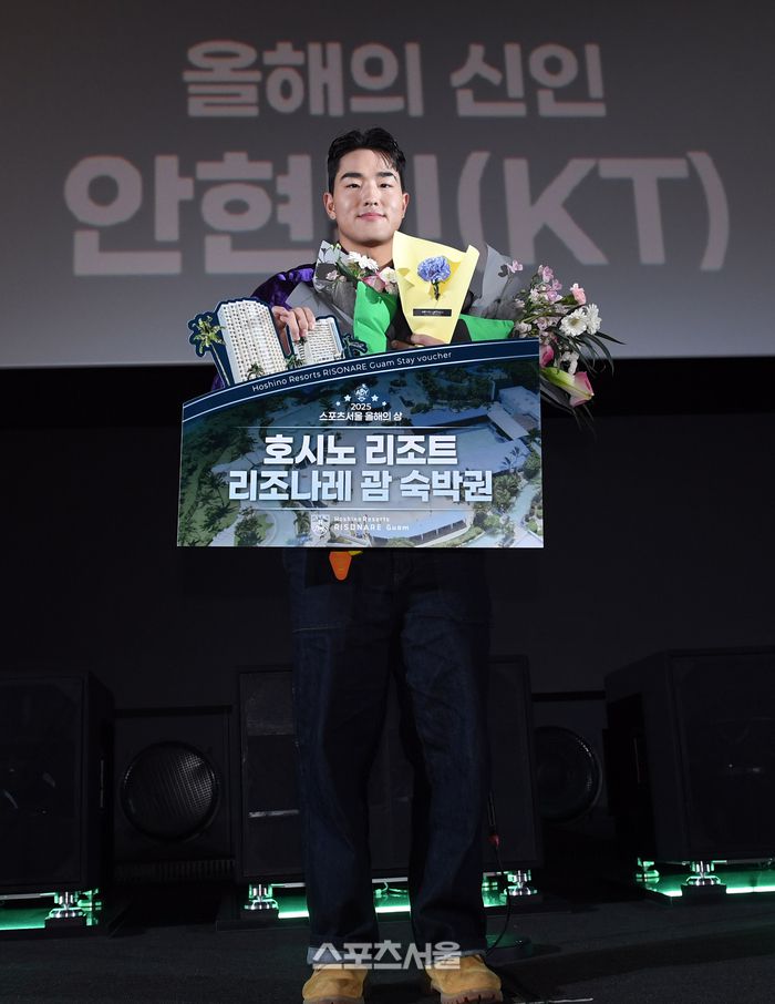 KT 안현민이 4일 서울 영등포구 타임스퀘어 CGV 영등포 스크린X관에서 열린 ‘제39회 스포츠서울 올해의 상’에서 올해의 신인상을 수상한 뒤 기념촬영을 하고 있다. 한편 2025 올해의 상은 1200만 관중 시대를 기념해 총 120명의 야구팬이 직접 시상에 참여하는 신개념 스타일의 ‘팬 퍼스트’ 시상식이다. 스포츠서울이 제정하고 KBO, 국민체육진흥공단, 한국스포츠레저(주), 필드&투어리스트가 후원하며 호시노리조트·시몬스·밀알·CGV·CJ제일제당이 협찬한다. 영등포 | 박진업 기자 upandup@sportsseoul.com