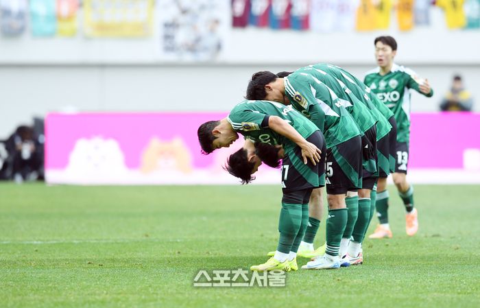 전북 현대 선수들이 6일 서울월드컵경기장에서 열린 2025 하나은행 코리아컵 광주FC와의 결승전에서 이동준의 선제골 뒤 함께 모여 타노스 코치에게 고개 숙여 인사를 하는 세리머니를 하고 있다. 2025. 12. 6. 박진업 기자 upandup@sporttsseoul.com