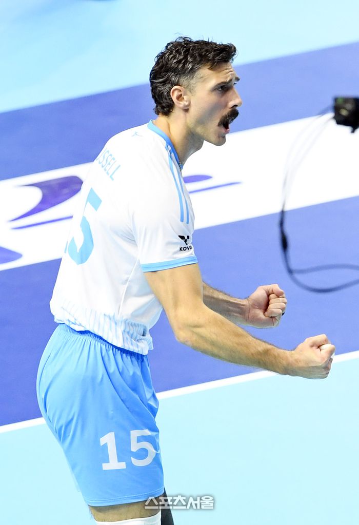 대한항공 러셀이 12일 인천 계양체육관에서 열린 2025-2026 V리그 남자부 삼성화재와 경기에서 서브 에이스를 기록한 뒤 기뻐하고 있다. 2025. 11. 12. 인천 | 박진업 기자 upandup@sportsseoul.com