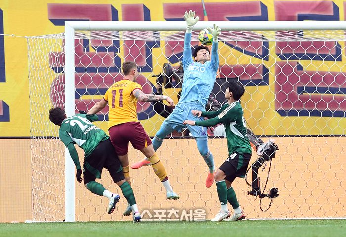 광주FC 프리드욘슨(왼쪽 둘째)가 6일 서울월드컵경기장에서 열린 2025 하나은행 코리아컵 전북 현대와의 결승전에서 헤더로 동점골을 넣고 있다. 2025. 12. 6. 박진업 기자 upandup@sporttsseoul.com