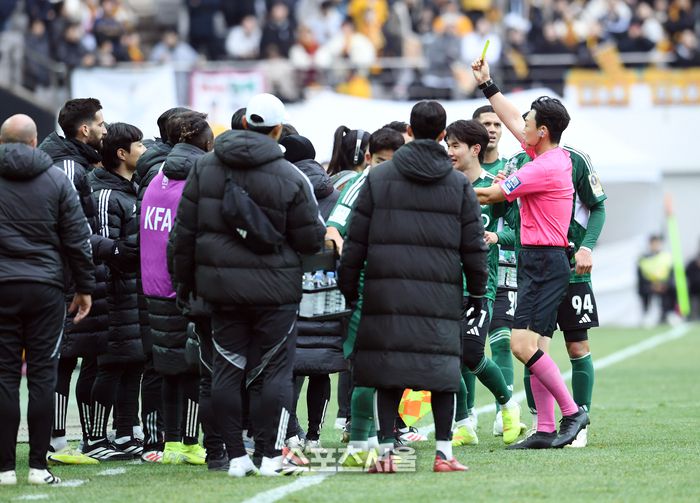 6일 서울월드컵경기장에서 열린 2025 하나은행 코리아컵 광주FC와 전북 현대의 결승전에서 박병진 주심(오른쪽)이 전북 이동준의 골에 벤치에서 그라운드로 뛰어나와 세리머니를 한 이승우에게 옐로 카드를 내보이고 있다. 2025. 12. 6. 박진업 기자 upandup@sporttsseoul.com
