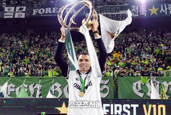 전북 현대 거스 포옛 감독이 8일 전주월드컵경기장에서 열린 하나은행 K리그1 대전 하나 시티즌과 경기 후 진행된 우승 시상식에서 트로피를 들어올리며 취재진을 향해 포즈를 취하고 있다. 2025. 11. 8. 전주 | 박진업 기자 upandup@sportsseoul.com