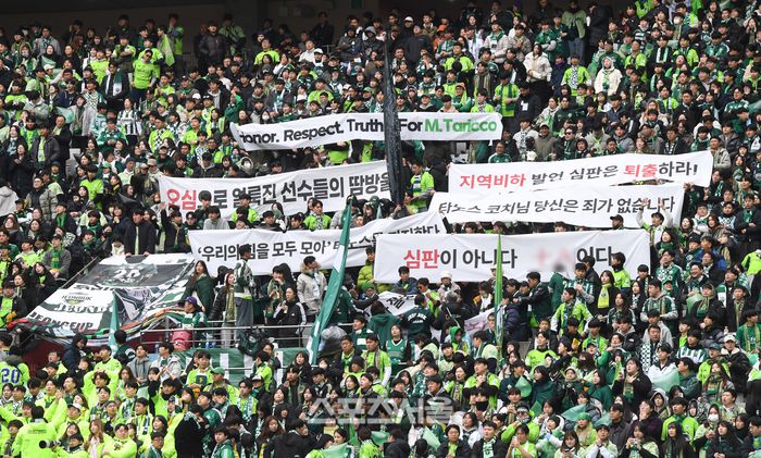 6일 서울월드컵경기장에서 열린 2025 하나은행 코리아컵 광주FC와 전북 현대의 결승전에 앞서 전북 선수들이 타노스 코치를 응원하는 현수막을 펼쳐보이고 있다. 2025. 12. 6. 박진업 기자 upandup@sporttsseoul.com