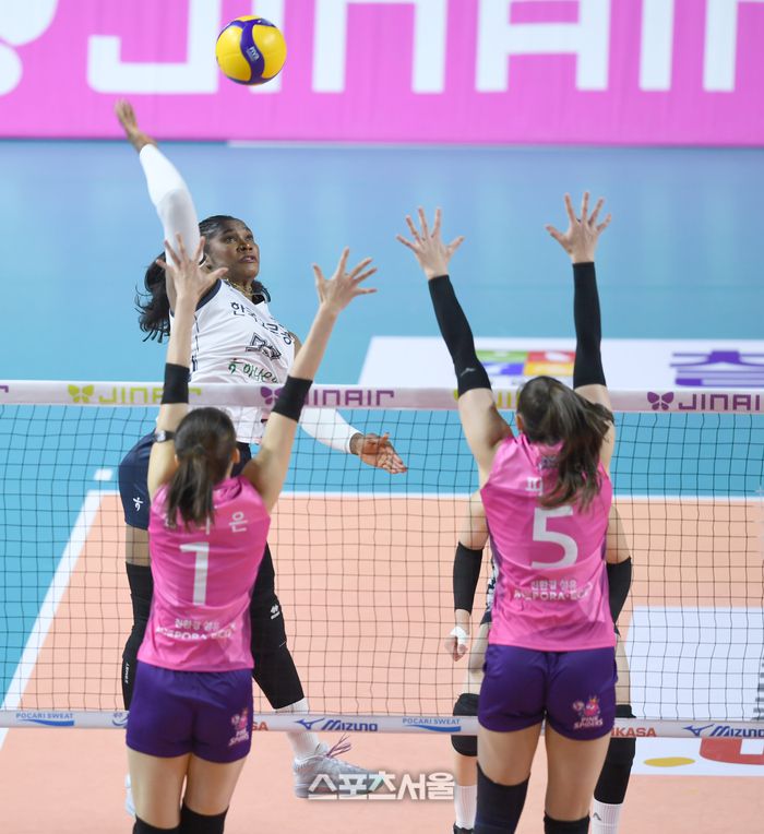 도로공사 모마가 3일 인천 삼산월드체육관에서 열린 2025~2026 V-리그 흥국생명과 경기에서 강스파이크를 날리고 있다. 2025. 12. 3.삼산 | 최승섭기자 thunder@sportsseoul.com