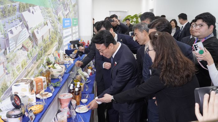 김민석 국무총리(사진 중앙)가 국가식품클러스터 입주기업 및 식품진흥원 지원기업 17개사의 전시제품을 관람하고 있다.  사진|식품진흥원