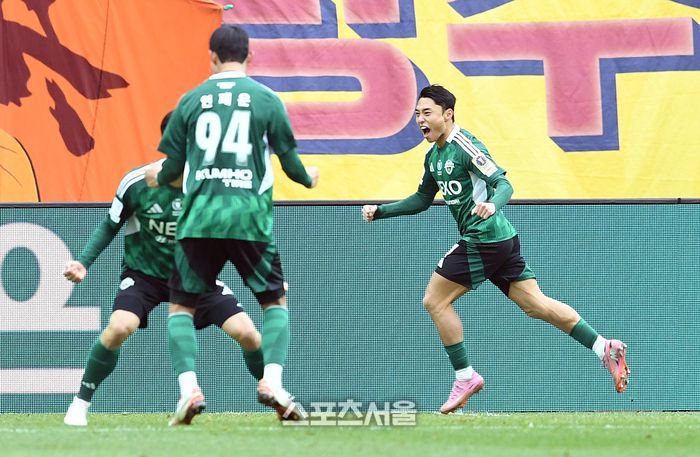 전북 현대 이동준(오른쪽)이 6일 서울월드컵경기장에서 열린 2025 하나은행 코리아컵 광주FC와의 결승전에서 선제골을 넣은 뒤 기뻐하고 있다. 2025. 12. 6. 박진업 기자 upandup@sporttsseoul.com