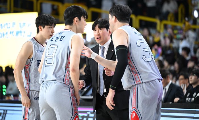 양동근 감독이 선수들과 대화를 나누고 있다. 사진 | KBL