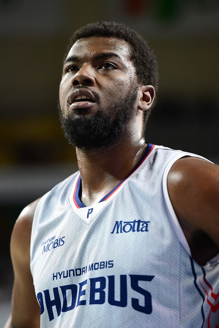 해먼즈가 코트를 바라보고 있다. 사진 | KBL