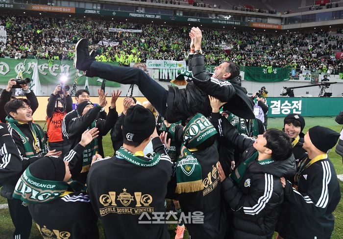 전북 현대 선수들이 6일 서울월드컵경기장에서 열린 2025 하나은행 코리아컵 광주FC와의 결승전에서 2-1로 승리하며 우승을 차지한 뒤 거스 포옛 감독을 헹가래 치고 있다. 전북은 K리그1에 이어 코리아컵까지 우승하며 더블을 달성했다. 박진업 기자 upandup@sporttsseoul.com