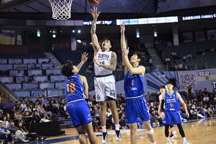 고양 소노 케빈 켐바오(가운데)가 7일 잠실실내체육관에서 열린 2025~2026 LG전자 프로농구 3라운드 서울 삼성과 경기에서 플로터를 던지고 있다. 사진 | KBL