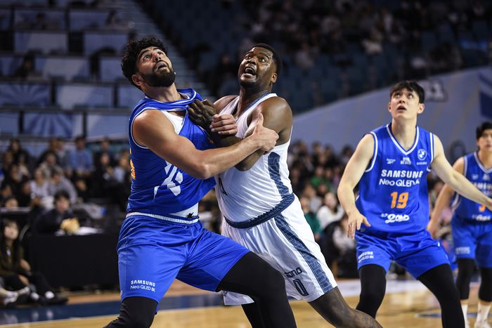 서울 삼성 케렘 칸터(왼쪽)와 고양 소노 제일런 존슨(가운데)이 7일 잠실실내체육관에서 열린 2025~2026 LG전자 프로농구 3라운드 경기에서 리바운드 다툼을 하고 있다. 사진 | KBL