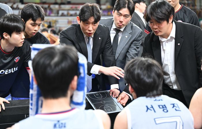 양동근 감독이 작전 지시를 하고 있다. 사진 | KBL
