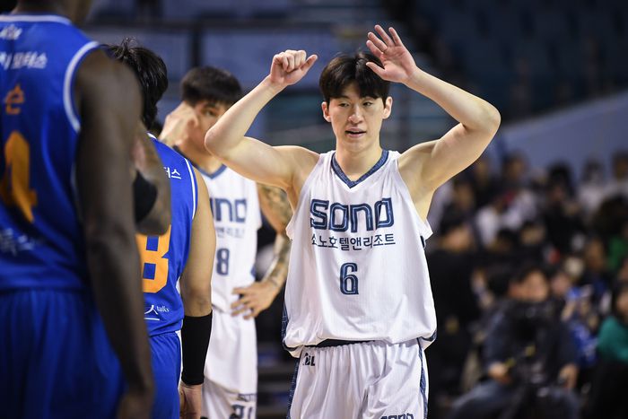 고양 소노 이정현이 7일 잠실실내체육관에서 열린 2025~2026 LG전자 프로농구 3라운드 서울 삼성과 경기에서 작전 사인을 내고 있다. 사진 | KBL