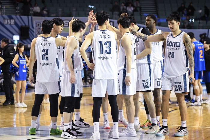고양 소노 선수들이 7일 잠실실내체육관에서 열린 2025~2026 LG전자 프로농구 정규리그 3라운드 서울 삼성전 승리 후 하이파이브 하고 있다. 사진 | KBL