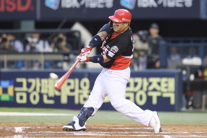 KIA 최형우가 잠실구장에서 열린 2025 KBO리그 LG와 경기에서 6회초 우월 솔로포를 터뜨리고 있다. 사진 | KIA 타이거즈