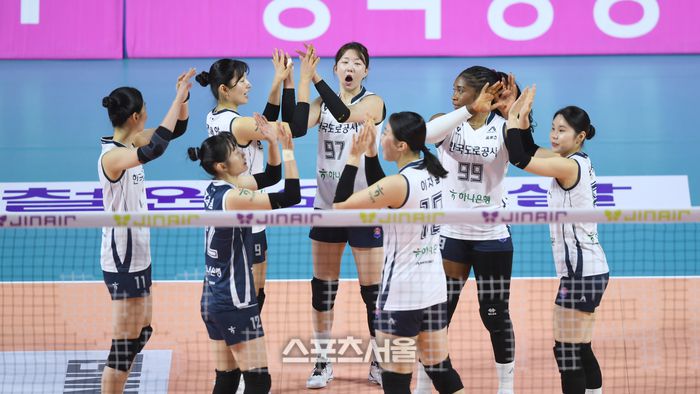 도로공사 선수들이 3일 인천 삼산월드체육관에서 열린 2025~2026 V-리그 흥국생명과 경기 전 파이팅을 외치고 있다. 2025. 12. 3.삼산 | 최승섭기자 thunder@sportsseoul.com