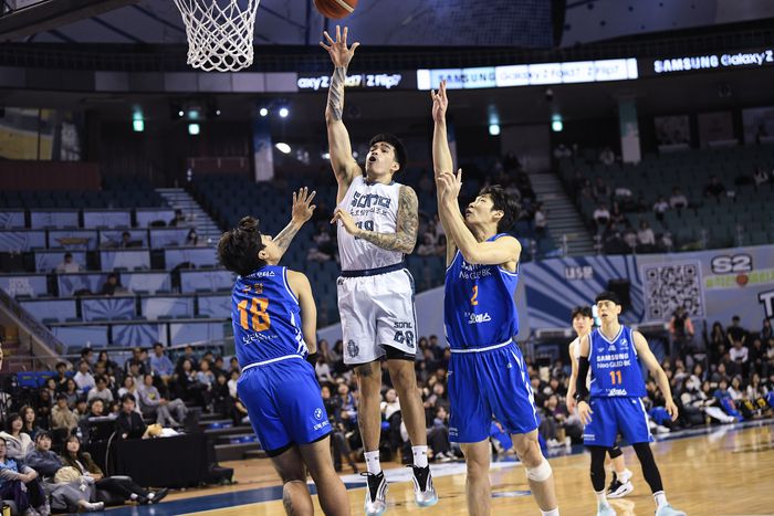 고양 소노 케빈 켐바오(가운데)가 7일 잠실실내체육관에서 열린 2025~2026 LG전자 프로농구 3라운드 서울 삼성과 경기에서 플로터를 던지고 있다. 사진 | KBL