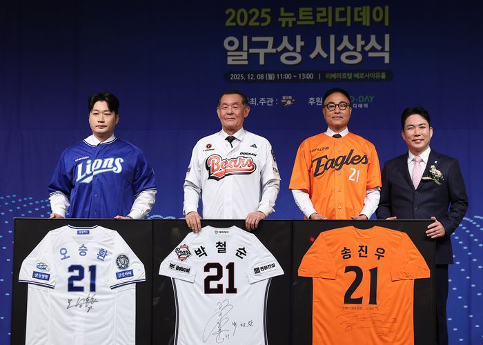 8일 서울 강남구 리베라호텔에서 열린 ‘2025 뉴트리디데이 일구상 시상식’에서 진행된 21번 영구결번 착장식에서 참석자들이 기념 촬영을 하고 있다. 왼쪽부터 오승환, 박철순, 송진우, 김형태 뉴트리디데이 대표. 사진 | 연합뉴스